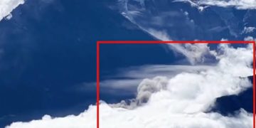 ধরা পড়ল নেপালে হিমবাহ ধসের দৃশ্য