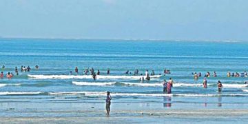 সেন্টমার্টিনে ভেসে এলো মিয়ানমার-থাইল্যান্ডের প্লাস্টিক বর্জ্য