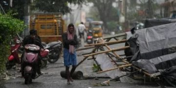 অর্ণবের তাণ্ডবে ভারতের অন্ধ্র প্রদেশে