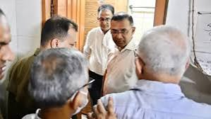 হাসপাতালের কক্ষে চিকিৎসকের ধূমপান