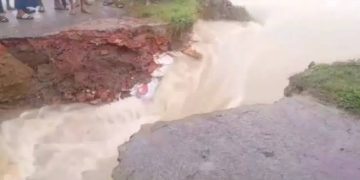 কুশিয়ারা নদীতে মুহূর্তেই বিলীন গ্রামীণ সড়ক