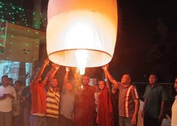 পূর্ণিমায় ফানুসে রঙিন রামুর আকাশ